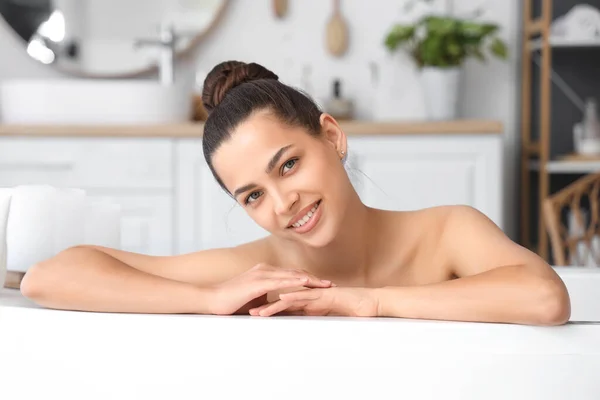 Mujer Joven Tomando Baño Casa —  Fotos de Stock