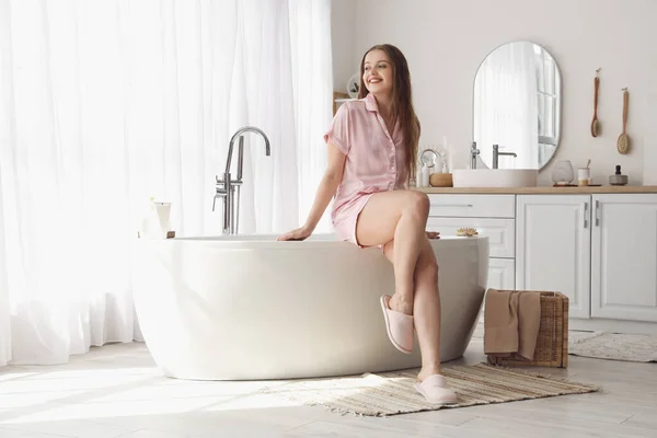 Mujer Joven Sentada Bañera Baño —  Fotos de Stock
