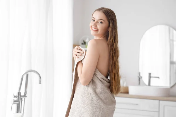 浴室のシャワーの後でタオルで拭く若い女性 — ストック写真