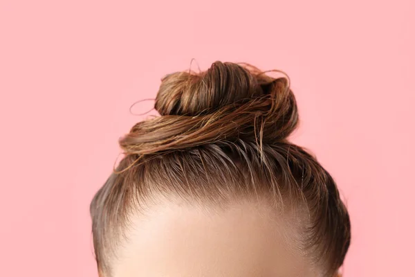 Młoda Kobieta Myciu Włosów Różowym Tle Zbliżenie — Zdjęcie stockowe