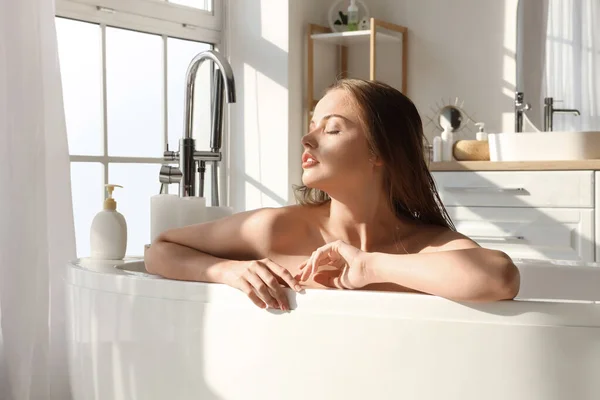 Mujer Joven Tomando Baño Casa — Foto de Stock
