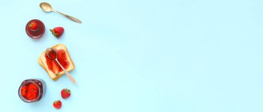 Lezzetli tostlar ve açık mavi zemin üzerinde tatlı çilek reçeli metin için yer, üst görünüm