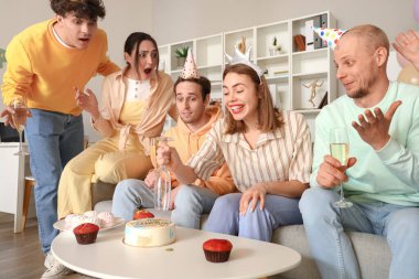 Bir grup genç arkadaş evde doğum gününü kutluyor.