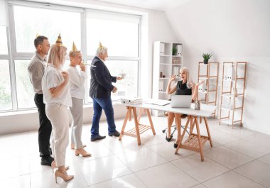 Olgun insanlar meslektaşlarını doğum günüyle selamlıyorlar.