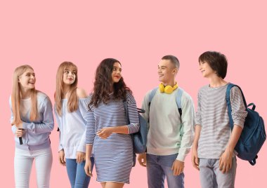 Pembe arka planda bir grup öğrenci