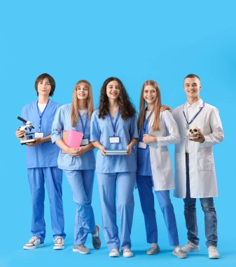 Mavi arka planda bir grup tıp öğrencisi