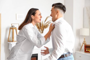 genç bir çift evde kavga