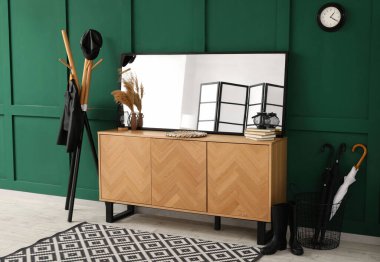 Ahşap dolabı, büyük aynası ve askısı olan modern koridorun içi.