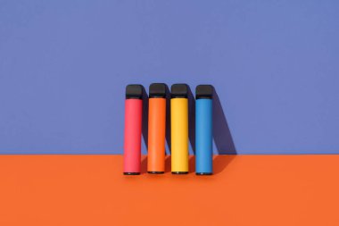 Renkli arka planda elektronik sigaralar