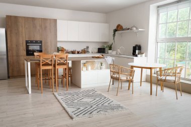 Çağdaş mutfak tezgahları ve masaları var.