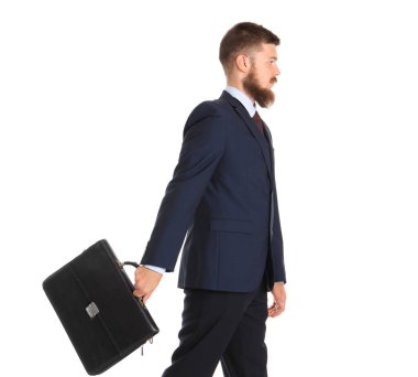 Çantası olan yakışıklı iş adamı beyaz arka planda yürüyüp gidiyor.