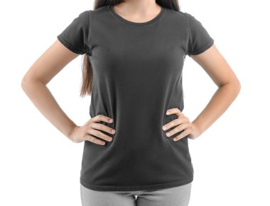 Beyaz arka planda siyah tişörtlü genç bir kadın.