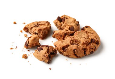 Beyaz arka planda çikolata parçalı lezzetli kurabiyeler.