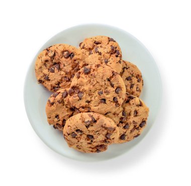 Beyaz arka planda çikolata parçacıklı lezzetli kurabiyeler.