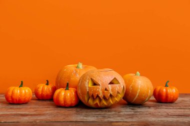 Cadılar Bayramı kutlaması için tahta masada balkabakları