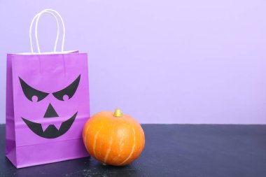 Renkli balkabağı ve alışveriş torbası. Cadılar Bayramı konsepti