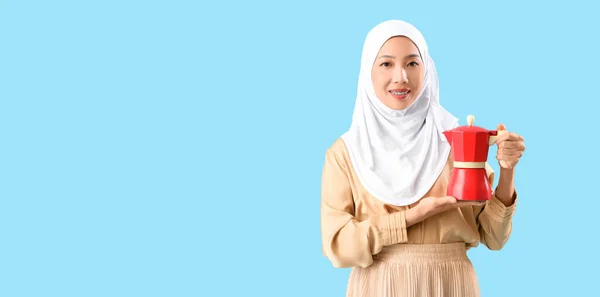 Muslimische Asiatin Hijab Hält Geysir Kaffeemaschine Auf Hellblauem Hintergrund Mit — Stockfoto