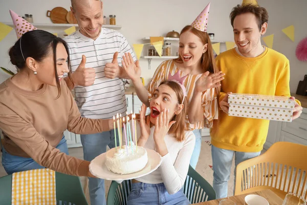 Młoda Kobieta Przynosząc Tort Urodzinowy Przyjaciela Imprezie — Zdjęcie stockowe
