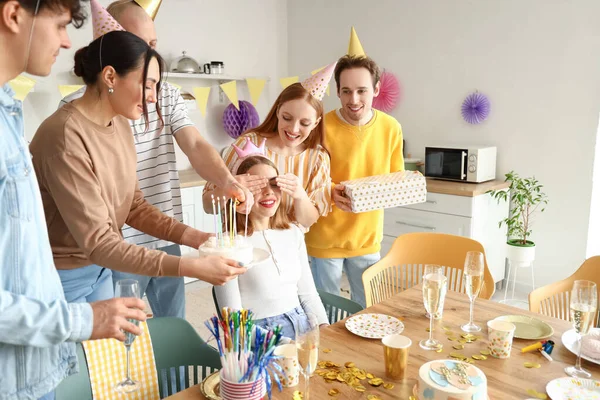 Junge Frau Bringt Geburtstagstorte Freundin Auf Party — Stockfoto