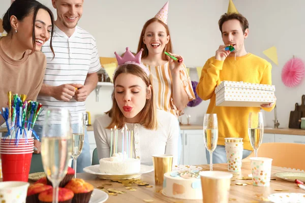 Junge Frau Wünscht Sich Bei Geburtstagsparty Mit Freunden — Stockfoto