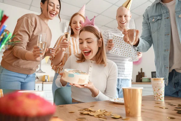 Giovane Donna Con Torta Compleanno Dai Suoi Amici Alla Festa — Foto Stock