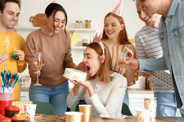Junge Frau Mit Geburtstagstorte Von Freunden Auf Party — Stockfoto