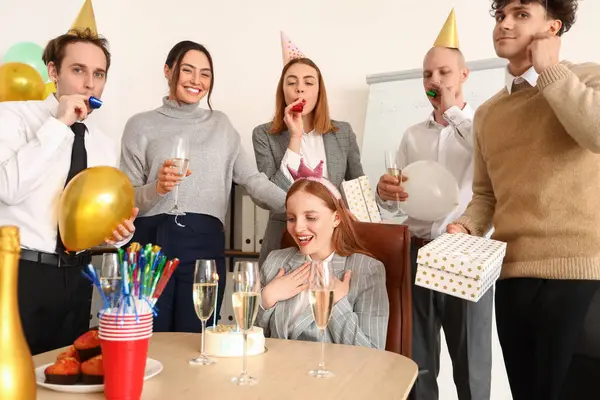一群年轻的朋友在办公室里庆祝生日 — 图库照片