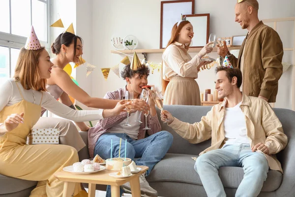 Gruppo Giovani Amici Con Champagne Che Festeggiano Compleanno Casa — Foto Stock
