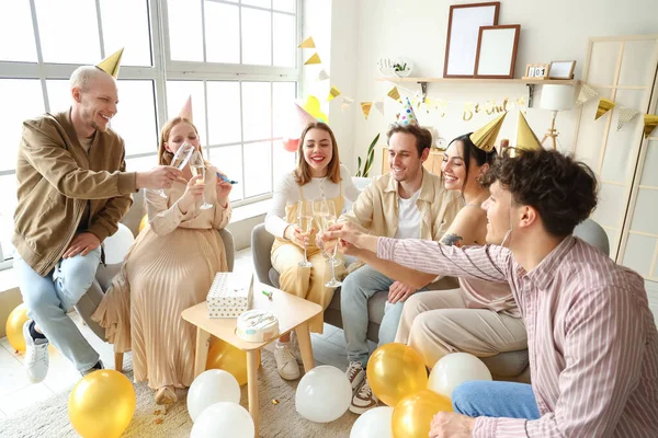 Група Молодих Друзів Шампанським Святкують День Народження Вдома — стокове фото