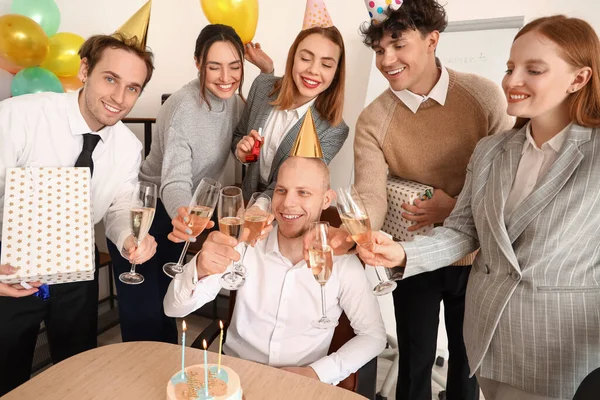 Група Молодих Друзів Шампанським Святкують День Народження Офісі — стокове фото