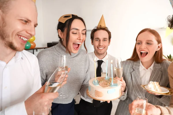 Grupa Młodych Przyjaciół Szampanem Świętuje Urodziny Biurze — Zdjęcie stockowe
