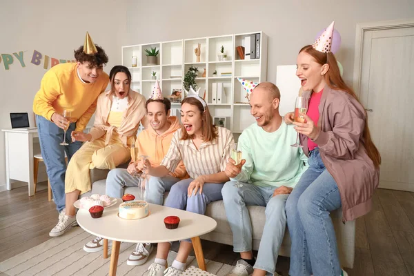 Gruppe Junger Freunde Feiert Geburtstag Hause — Stockfoto