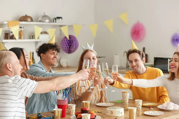 Grupa Młodych Przyjaciół Szampanem Świętuje Urodziny Kuchni — Zdjęcie stockowe
