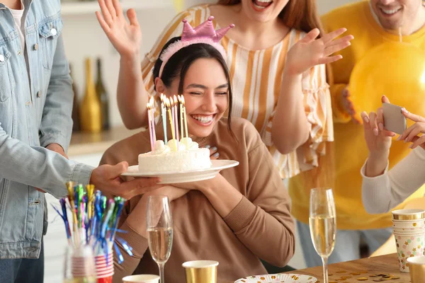 Tânăr Aducând Tort Ziua Naștere Prietenului Său Petrecere — Fotografie, imagine de stoc