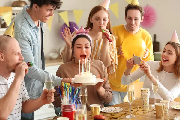 Mujer Joven Pidiendo Deseo Fiesta Cumpleaños Con Sus Amigos —  Fotos de Stock
