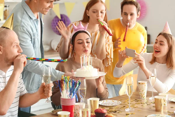 Jovem Mulher Fazendo Desejo Festa Aniversário Com Seus Amigos — Fotografia de Stock
