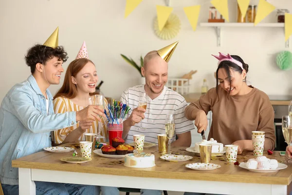 Giovane Donna Taglio Torta Compleanno Festa Con Suoi Amici — Foto Stock