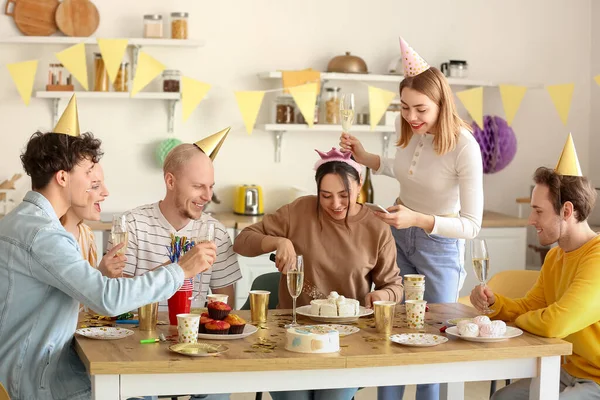 Junge Frau Schneidet Geburtstagstorte Bei Party Mit Freunden — Stockfoto