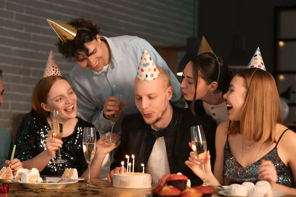 Ung Man Gör Födelsedagen Önskar Med Sina Vänner Natten — Stockfoto