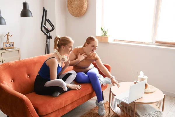 Sportieve Jonge Vrouwen Met Laptop Rusten Training Thuis — Stockfoto