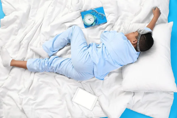 Kleiner Afroamerikanischer Junge Mit Weicher Decke Schlafend Auf Blauem Hintergrund — Stockfoto