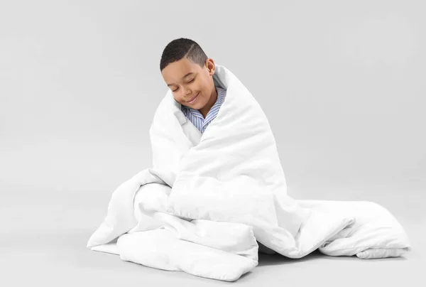 Маленький Афроамериканец Мягким Одеялом Сидит Светлом Фоне — стоковое фото