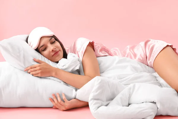 Mulher Bonita Com Travesseiro Cobertor Macio Dormindo Fundo Rosa — Fotografia de Stock