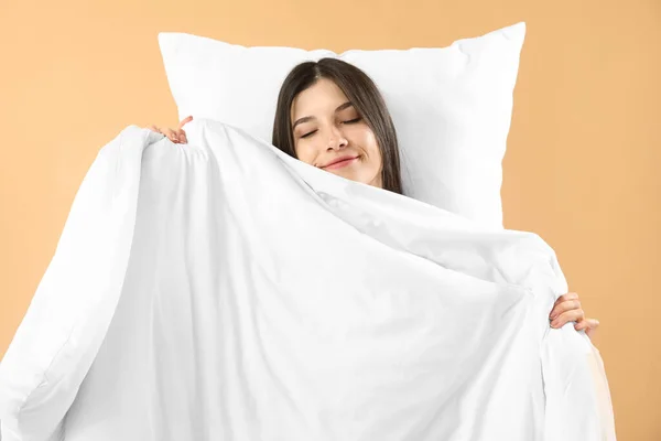Schöne Glückliche Junge Frau Mit Kissen Und Weicher Decke Schlafend — Stockfoto