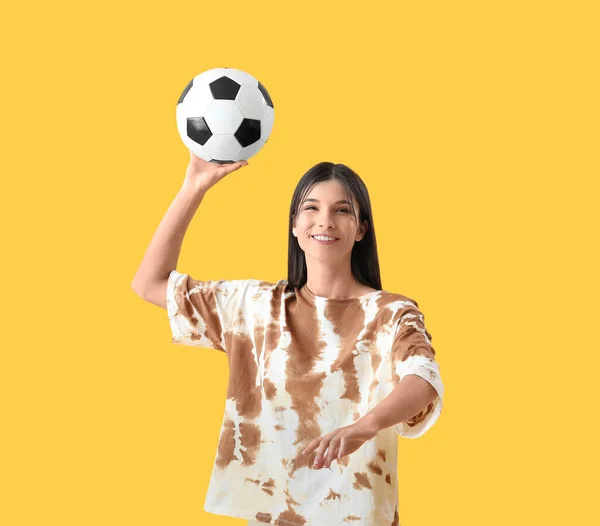 Giovane Donna Con Pallone Calcio Sfondo Giallo — Foto Stock