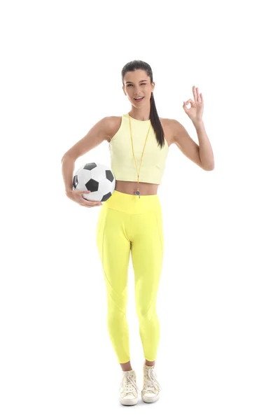 Treinador Feminino Desportivo Com Bola Futebol Mostrando Fundo Branco — Fotografia de Stock