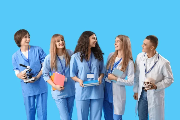 Grupo Estudiantes Medicina Sobre Fondo Azul — Foto de Stock