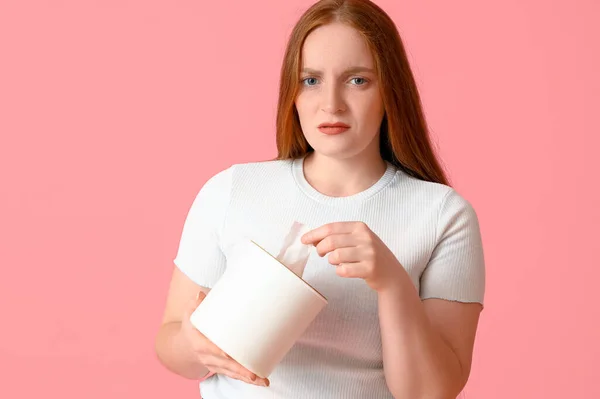 Allergische Junge Frau Mit Gewebebox Auf Rosa Hintergrund — Stockfoto