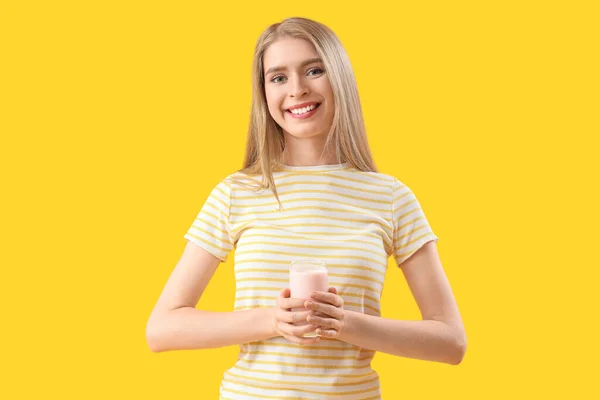 Junge Frau Mit Leckerem Joghurt Auf Gelbem Hintergrund — Stockfoto
