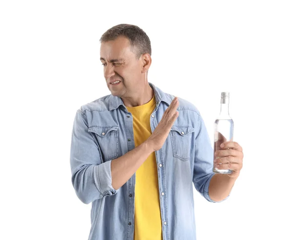 Unzufriedener Älterer Mann Lehnt Flasche Wodka Auf Weißem Hintergrund — Stockfoto